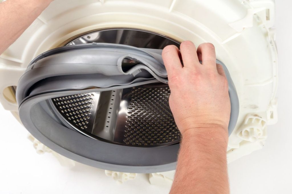 Vệ sinh các bộ phận khác của máy giặt để máy hoạt động trơn chu hơn