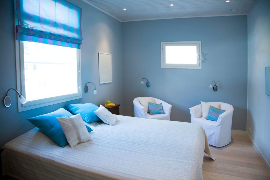 Màu xanh giúp tạo ra không gian tự nhiên trong phòng ngủ