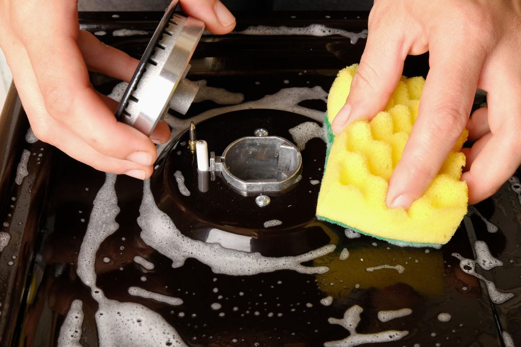 Sử dụng các chất tẩy rửa kết hợp để tăng độ hiệu quả khi vệ sinh bếp