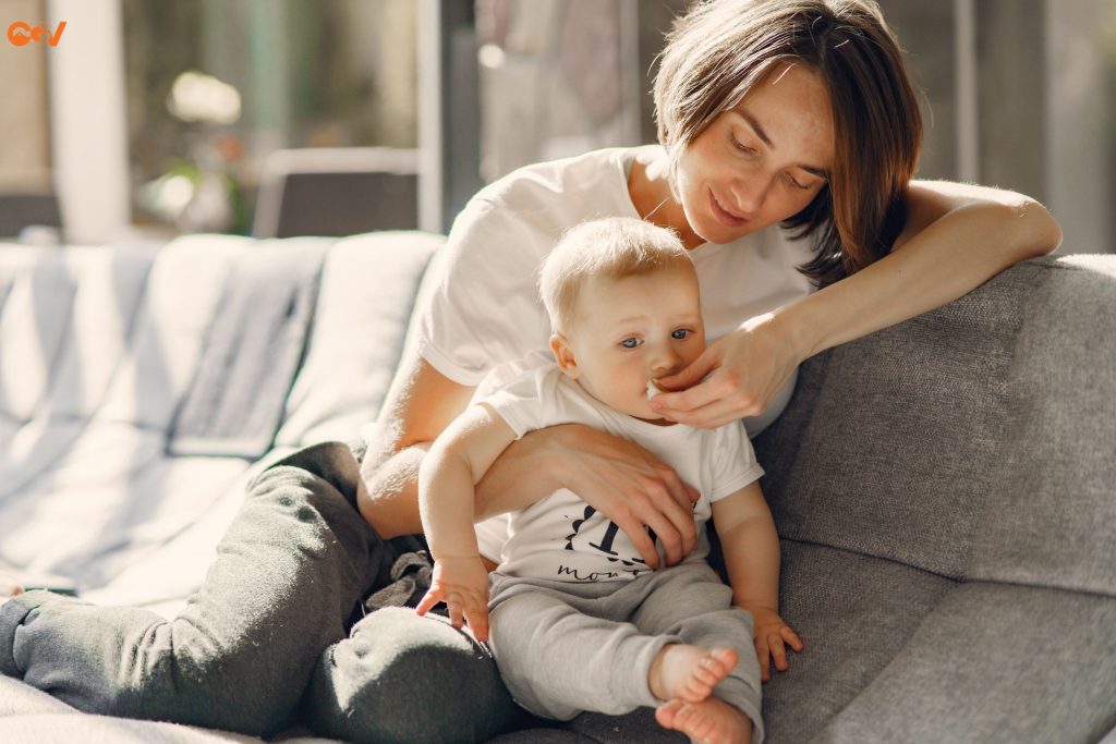 Người giúp việc giúp chăm sóc các thành viên trong gia đình